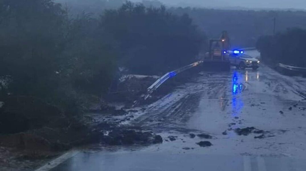 Προβλήματα σε δρόμους στη Λέσβο από την κακοκαιρία Bogdan 