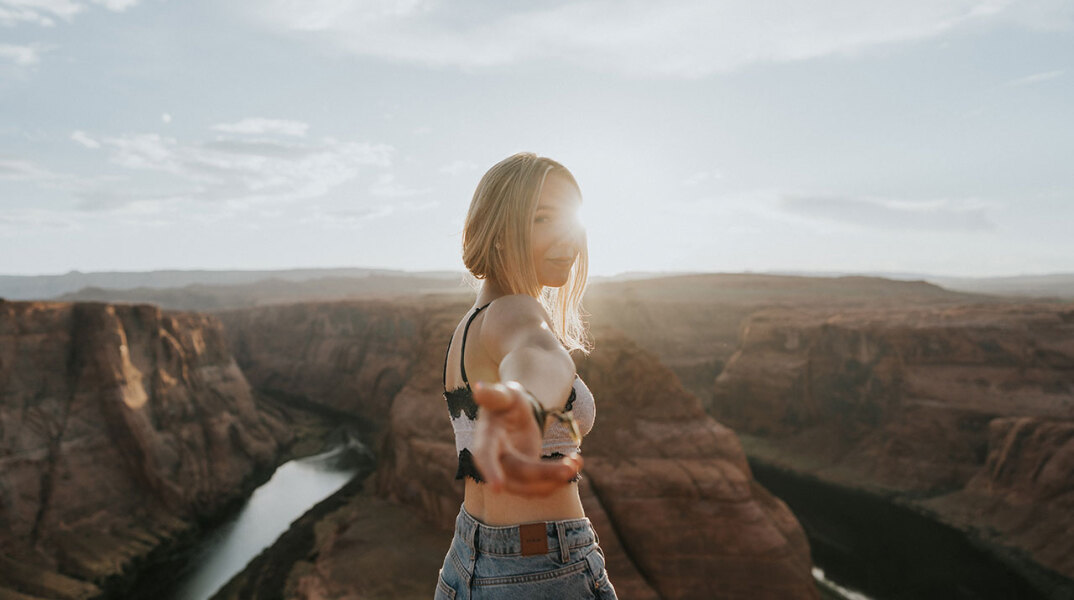 Κοπέλα που ταξιδεύει