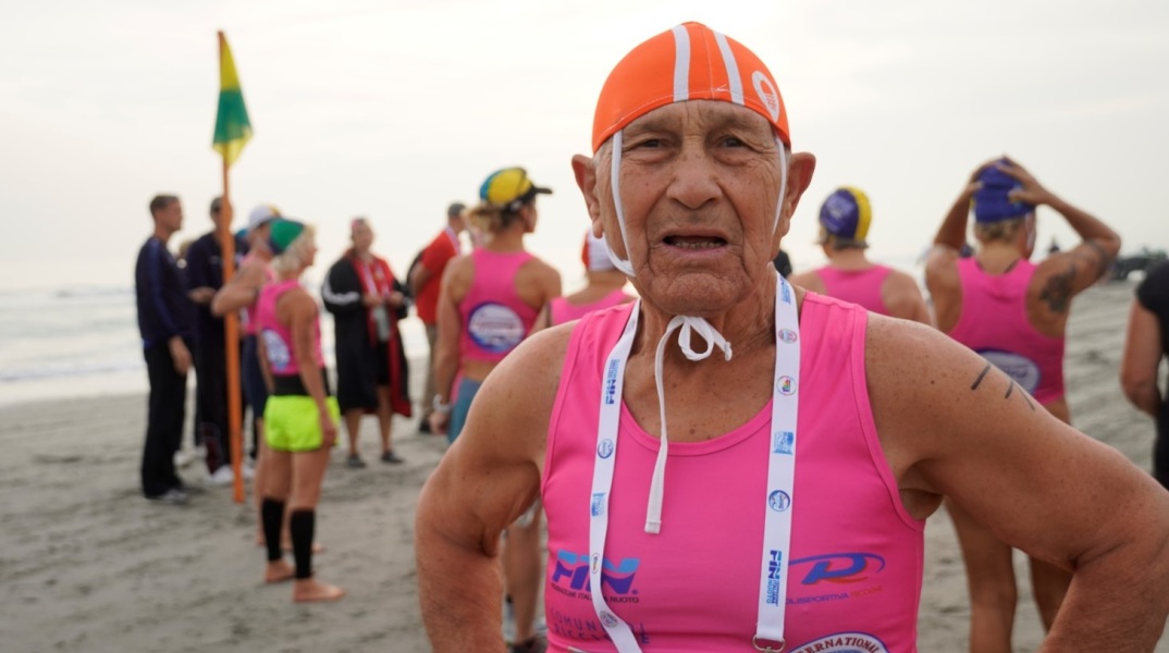 «Χρυσός» στο Παγκόσμιο Πρωτάθλημα Ναυαγοσωστικής στην Ιταλία ο 81χρονος Παντελής Αβραμίδης, που νίκησε τον καρκίνο.