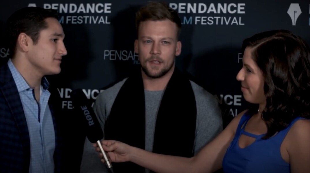 O Robert Cormier στη μέση της φωτογραφίας