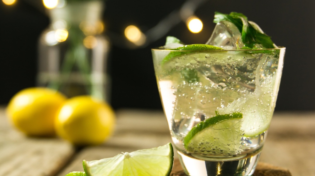 Ποτήρι με βότκα λεμόνι και διακόσμηση με λεμόνια