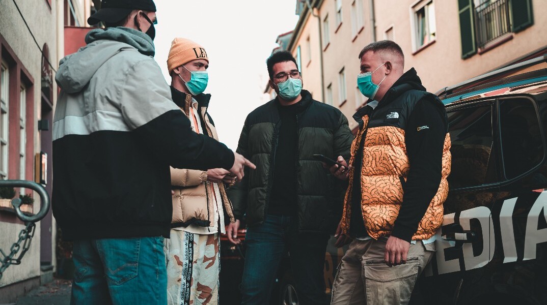 Κορωνοϊός - Παρέα από άνδρες