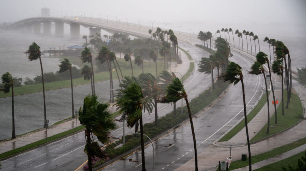 Φοίνικες βάλλονται από τους ισχυρούς ανέμους του κυκλώνα Ίαν στη Φλόριντα
