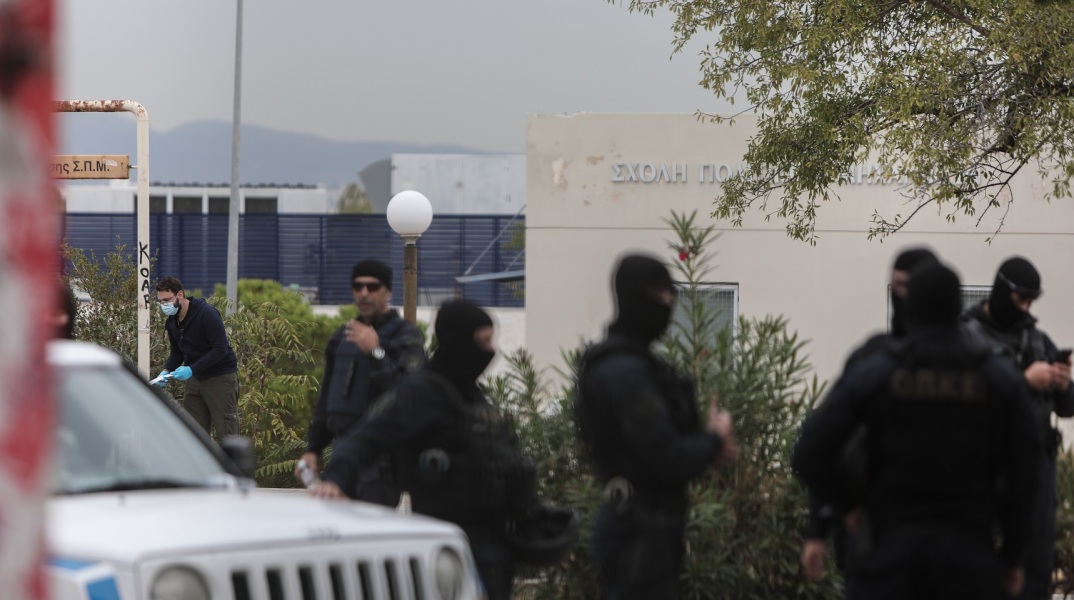 Ζωγράφου - Συμμορίες στη φοιτητική εστία στην Πολυτεχνειούπολη: Εικόνες από τη δράση των κακοποιών και διάλογοι της δόκιμης αστυνομικού στη δημοσιότητα.