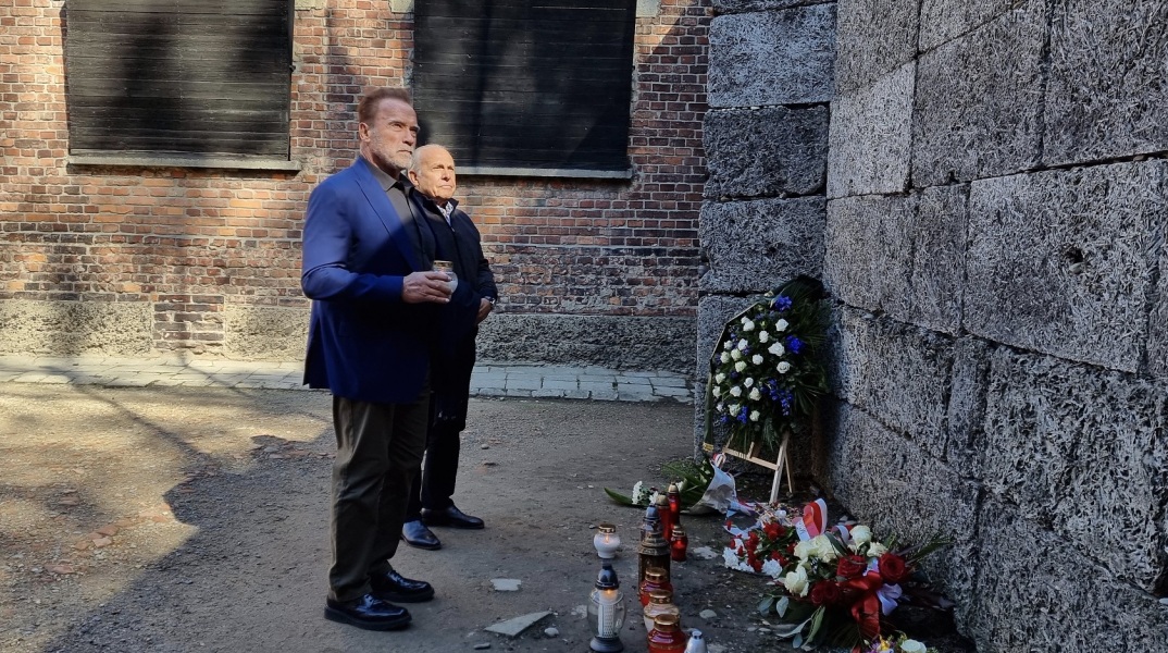 Άρνολντ Σβαρτσενέγκερ: Στο μουσείο του Άουσβιτς βρέθηκε ο χολιγουντιανός σταρ και πολιτικός - Γιατί σχολιάστηκε η αφιέρωσή του στο βιβλίο επισκεπτών.