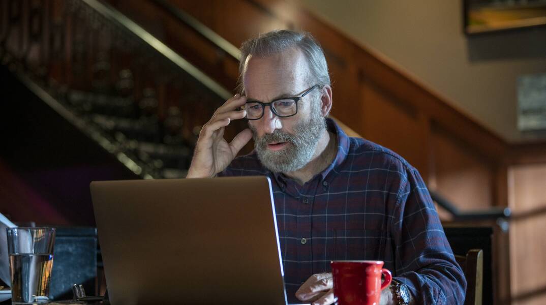 Η μεταμόρφωση του Bob Odenkirk για τη νέα τηλεοπτική σειρά Straight Man