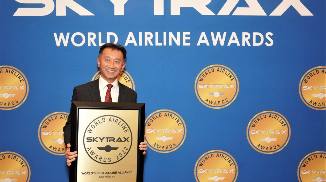ceo_jeffrey_goh_receiving_the_world_airline_award_2022