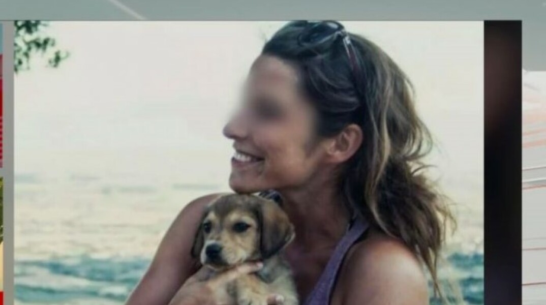H 31χρονη μητέρα που δολοφονήθηκε από τον πρώην σύντροφό της στην Καβάλα κρατά στην αγκαλιά της ένα σκυλάκι