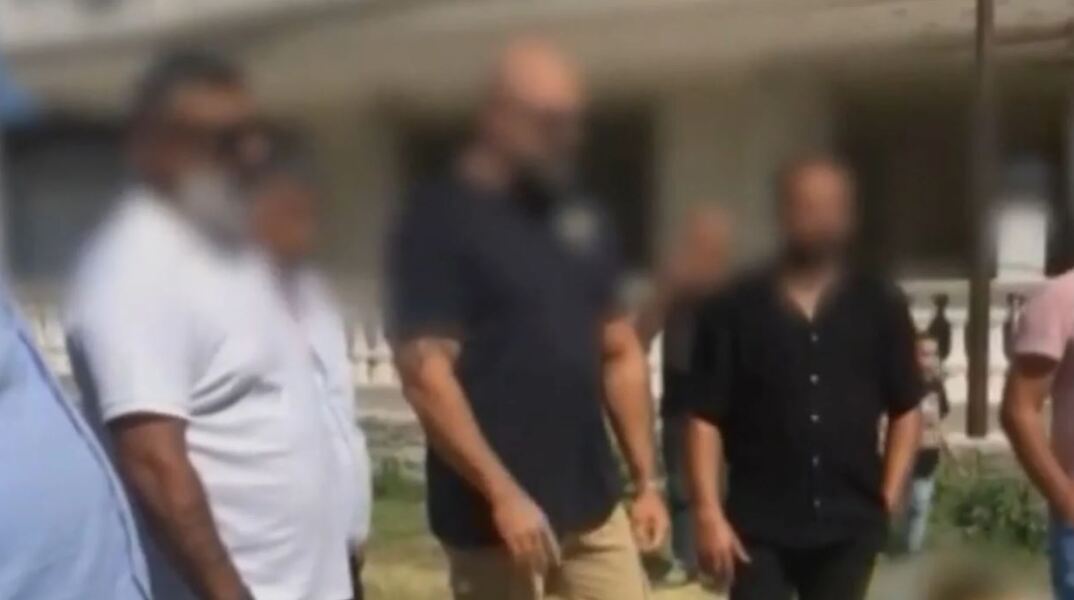 Εκπρόσωποι των οικογενειών των δύο Ρομά και ο διαμεσολαβητής κατά τη διάλυση του αρραβώνα