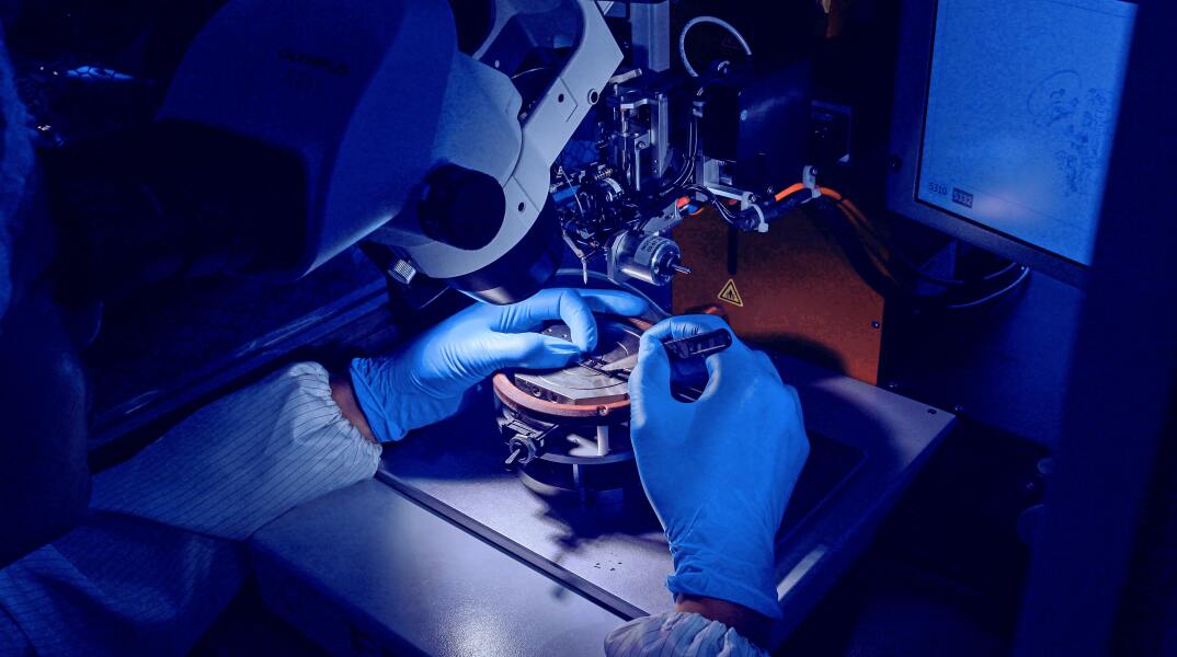 Επιστήμονας σε εργαστήριο