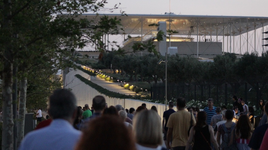 Σε δημοσίευμα με τίτλο «Η Αθήνα βάζει πλώρη για την όπερα του μέλλοντος», η γαλλική εφημερίδα Le Figaro αναφέρεται στα 80 χρόνια της Λυρικής Σκηνής στην Ελλάδα.
