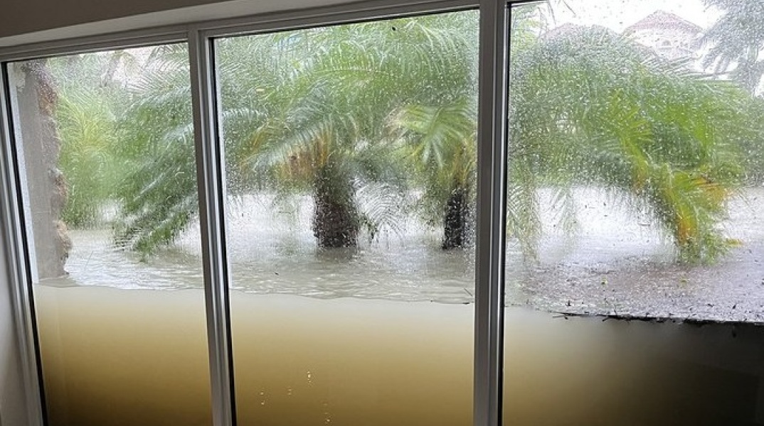 Τζαμαρία άντεξε τόνους νερού κατά το πέρασμα του τυφώνα Ίαν από τη Φλόριντα και η φωτογραφία έγινε viral στα social media.  