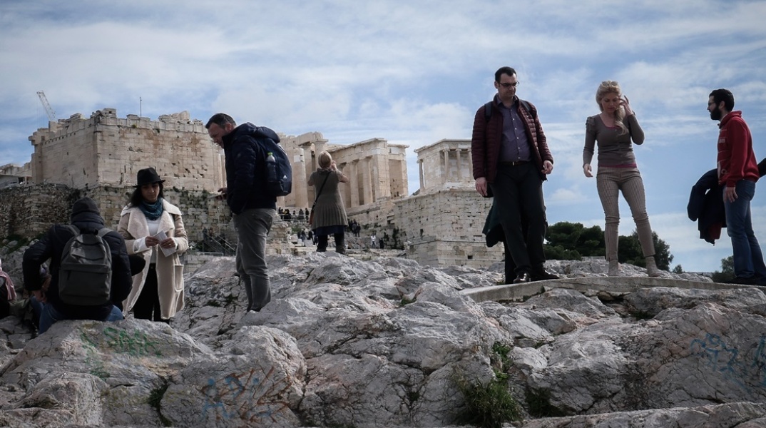 Ο λόφος του Αρείου Πάγου στην Ακρόπολη όπου ανεβαίνουν τουρίστες και επισκέπτες