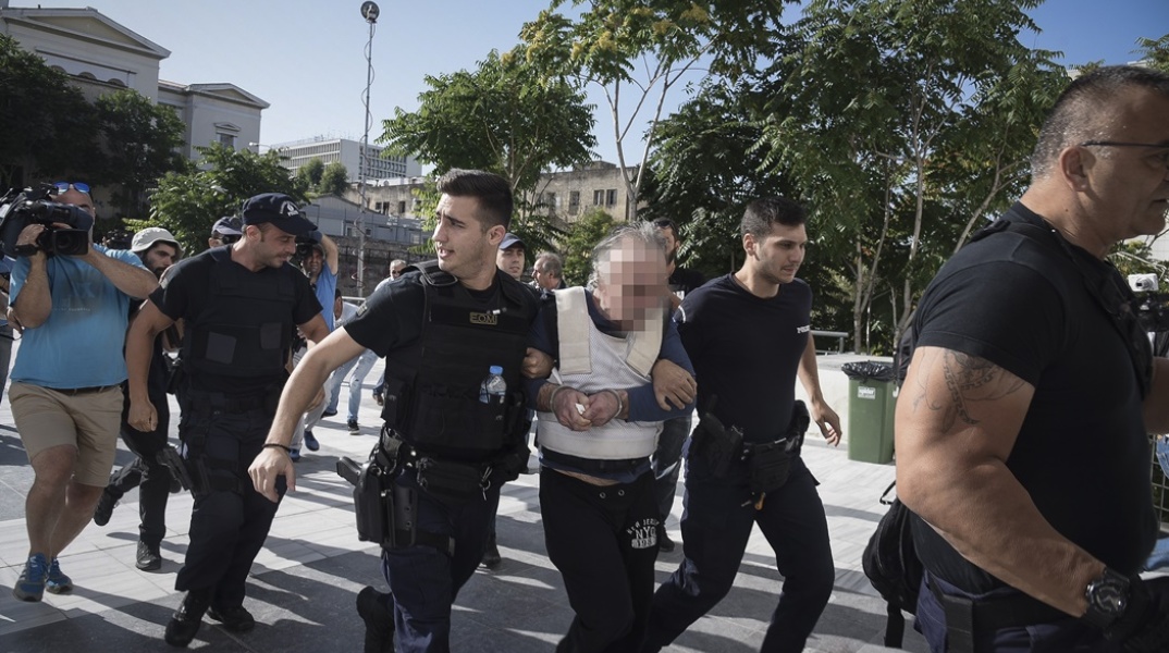 Ο Εμμανουήλ Σοροπίδης μεταφέρεται στο δικαστήριο όπου εξετάζεται η υπόθεση δολοφονίας της Δώρας Ζέμπερη σε δεύτερο βαθμό