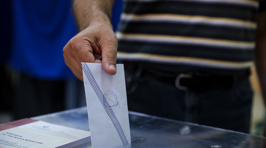 Στιγμιότυπο από την εκλογική διακδικασία σε εκλογικό τμήμα της Αθήνας