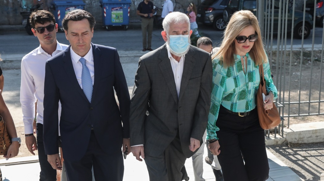 Ο Πέτρος Φιλιππίδης προσέρχεται στο δικαστήριο φορώντας μάσκα και με τη συνοδεία των δικηγόρων του