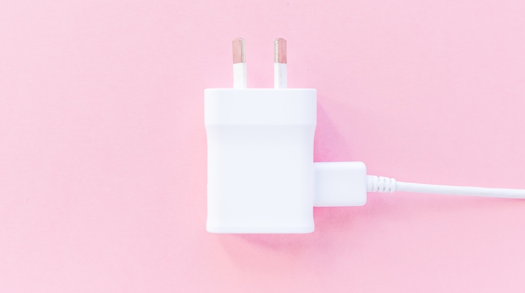 Ενιαίος φορτιστής για όλες τις ηλεκτρονικές συσκευές υιοθετείται έως το 2024, με απόφαση του Ευρωπαϊκού Κοινοβουλίου - Πώς επηρεάζει η μεταρρύθμιση την Apple.
