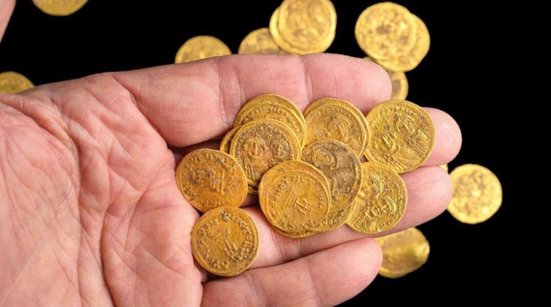 Χρυσά νομίσματα βρέθηκαν σε τοίχο κρυμμένα