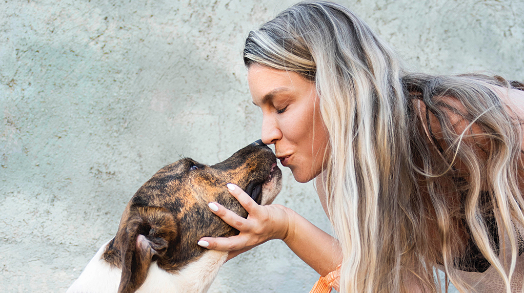 Η Κατρίνα Τσάνταλη μιλάει στην Athens Voice για το καταφύγιο «A Little Shelter» και τη φιλοζωική της δράση