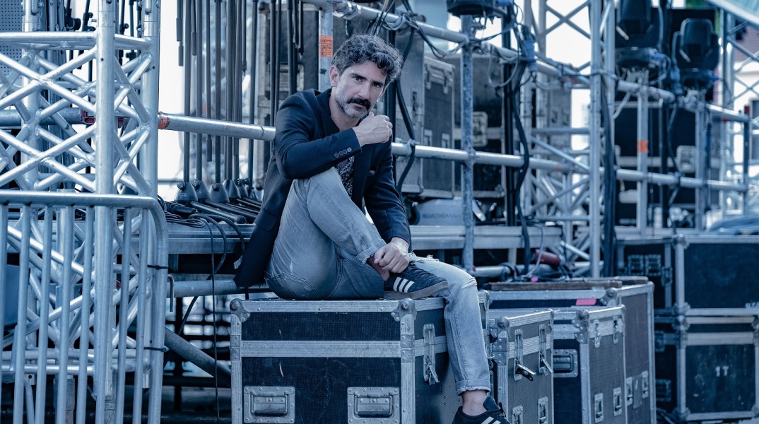 Ο κοντραμπασίστας Μιχάλης Καλκάνης μιλάει στην ATHENS VOICE για το νέο του άλμπουμ «Emotions» και τη σχέση της δυτικής με την ανατολική μουσική.