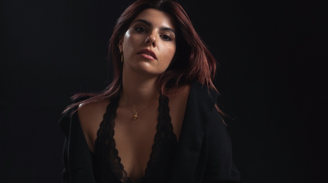 Amaria: Η νεαρή τραγουδοποιός και τραγουδίστρια μιλάει για το πρώτο της single «Γιατί με ρωτάς» που κυκλοφόρησε από την Akti Music, τις μουσικές επιρροές και την electropop που τη συναρπάζει.