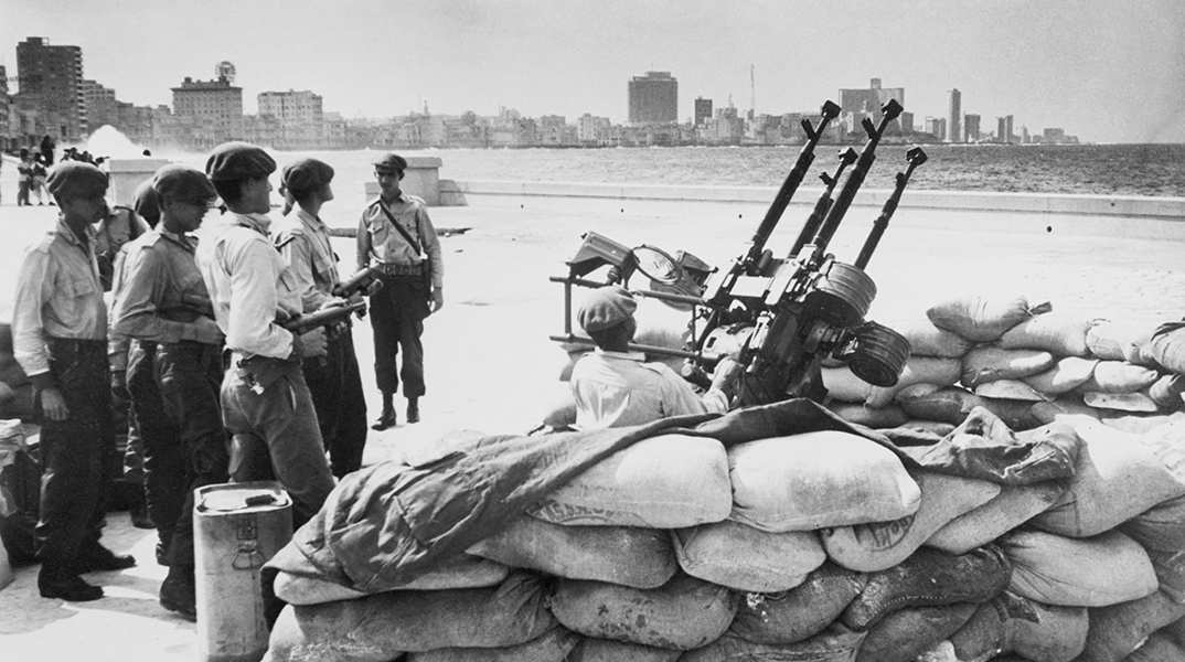 Κουβανοί στρατιώτες δίπλα σε ένα αντιαεροπορικό πυροβολικό στην προκυμαία της Αβάνας ως απάντηση στην προειδοποίηση για εισβολή από τις ΗΠΑ