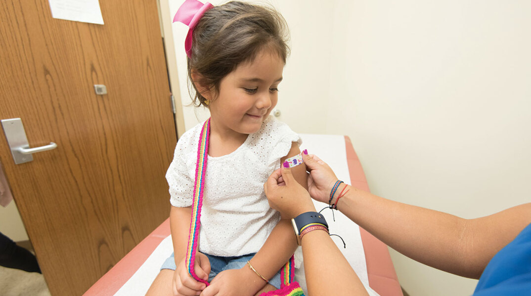 Κοριτσάκι κάνει εμβόλιο
