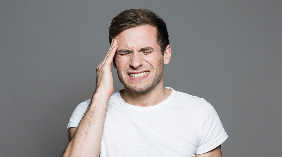 Άντρας με πονοκέφαλο