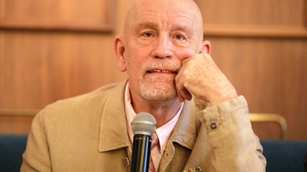 Ο Τζον Μάλκοβιτς στη συνάντηση με τους δημοσιογράφους στο Athenee, λίγο πριν ανέβει στη σκηνή του Ηρωδείου