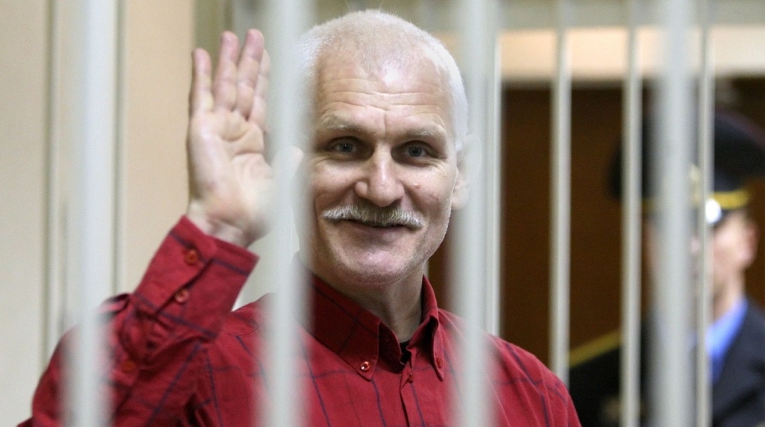 Η σύζυγος του νομπελίστα Ειρήνης Άλες Μπιαλιάτσκι εύχεται το τηλεγράφημά της με την είδηση της βράβευσής του να φτάσει σε αυτόν μέσα στη φυλακή της Λευκορωσίας όπου κρατείται.