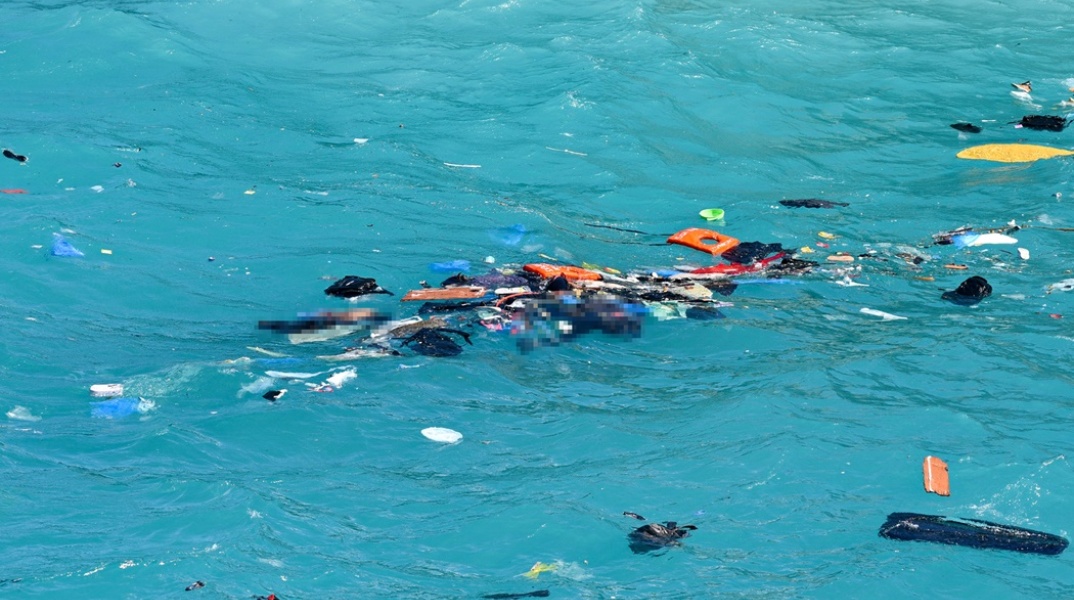 Στην επιφάνεια της θάλασσας αντικείμενα από το ναυάγιο με πρόσφυγες στα Κύθηρα