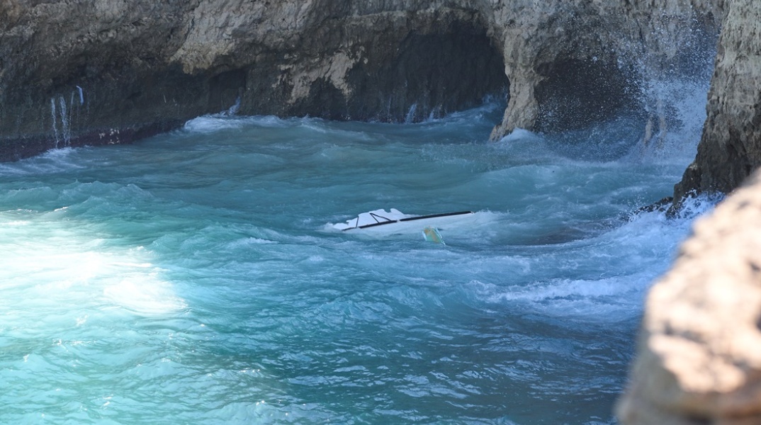 Τμήμα του σκάφους κοντά στα απόκρημνα βράχια των Κυθήρων