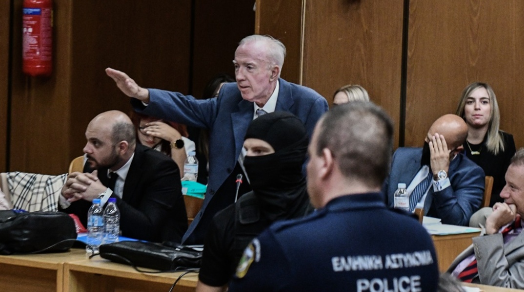 Ο Κωνσταντίνος Πλεύρης προτάσσει το δεξί του χέρι κάνοντας ναζιστικό χαιρετισμό μέσα στο δικαστήριο