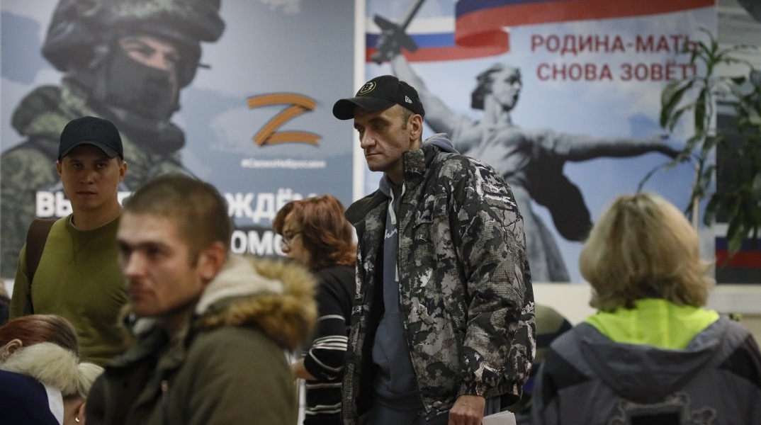 Επίστρατοι Ρώσοι πολίτες σε γραφεία στρατολόγησης στη Μόσχα © EPA/Yuri Kochetkov 