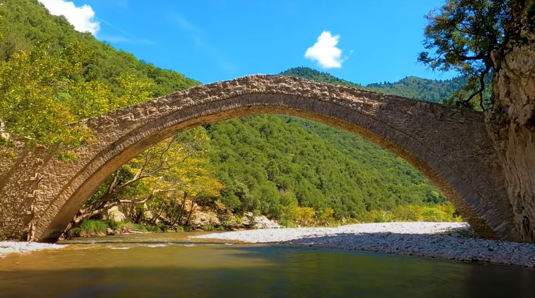 Γεφύρι Βίνιανης: Καταρράκτες, φυσικές λίμνες και μια πέτρινη κατασκευή στα νερά του Ταυρωπού, πλούσια σε λαϊκές παραδόσεις.
