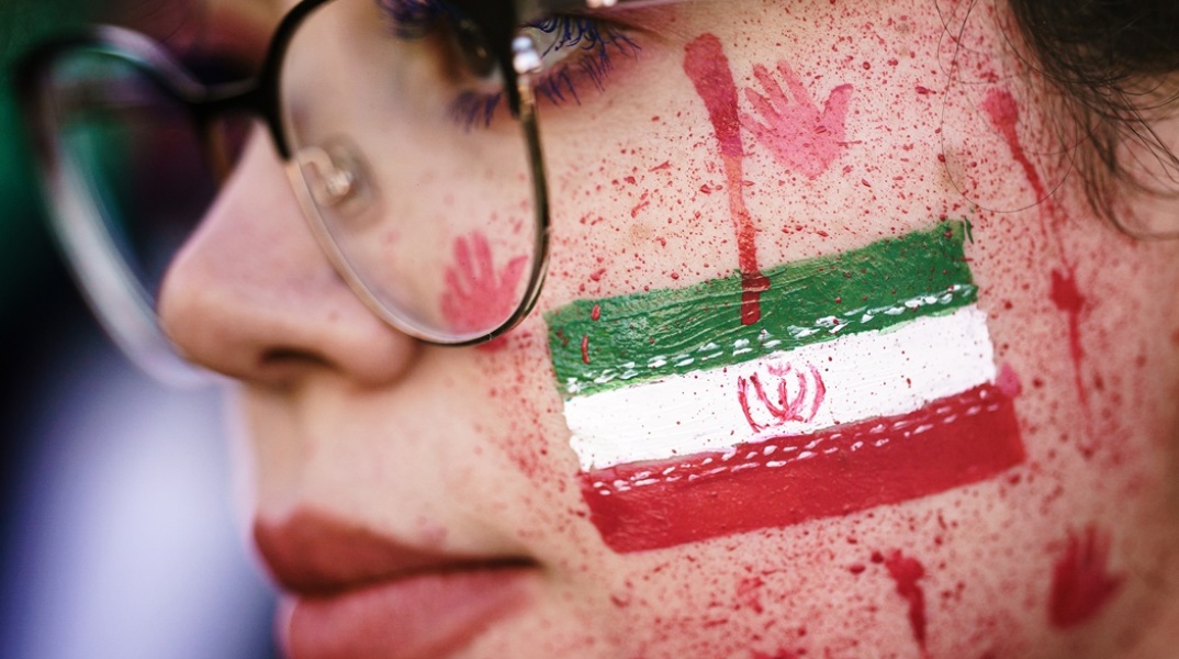 Γυναίκα διαμαρτύρεται για τον θάνατο της Mahsa Amini μετά τη σύλληψή της στο Ιράν