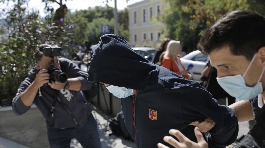 Με χειροπέδες στον ανακριτή ο 53χρονος βιαστής της 12χρονης στον Κολωνό