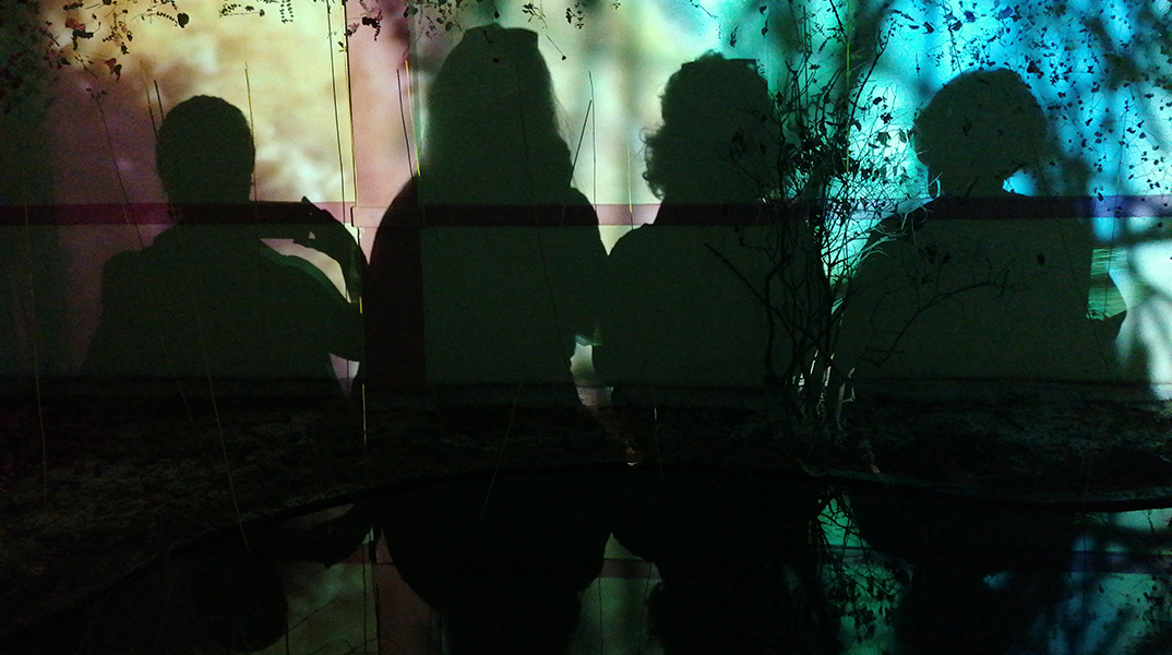 4 θεατές μπροστά στο έργο-εγκατάσταση «Κάθε θάρρος κι ένας φόβος» της  Δήμητρας Σκανδάλη