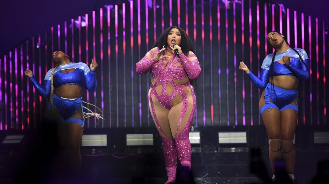 Η ποπ σταρ Lizzo απάντησε στα σχόλια του Κάνιε Γουέστ για το σώμα της - «Κοιτάω τη χοντρή, μαύρη, όμορφη δουλειά μου», δήλωσε από σκηνής. 