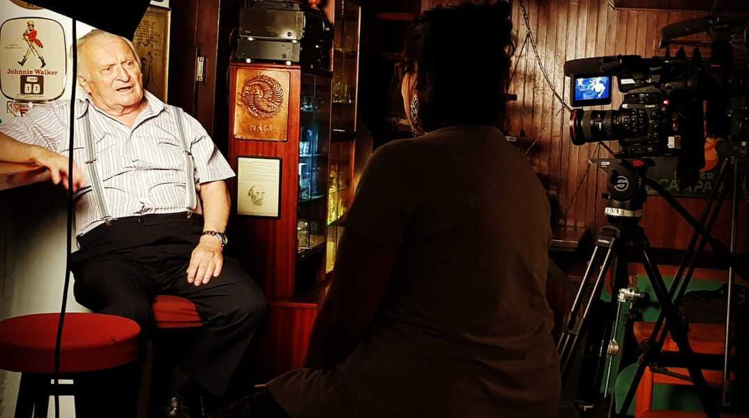 O Λύσανδρος Παπαθεοδώρου στον χώρο του θρυλικού μπαρ Au Revoir