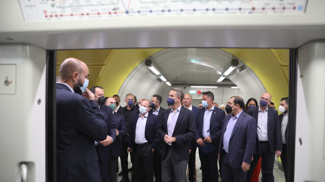 Ο Κυριάκος Μητσοτάκης στο μετρό του Πειραιά μαζί με υπουργούς