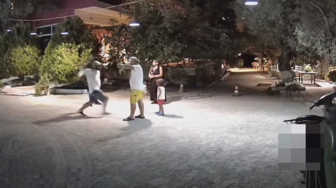 Η επίθεση στους ξενοδόχους στην Αίγινα όπως καταγράφηκε από την κάμερα κλειστού κυκλώματος