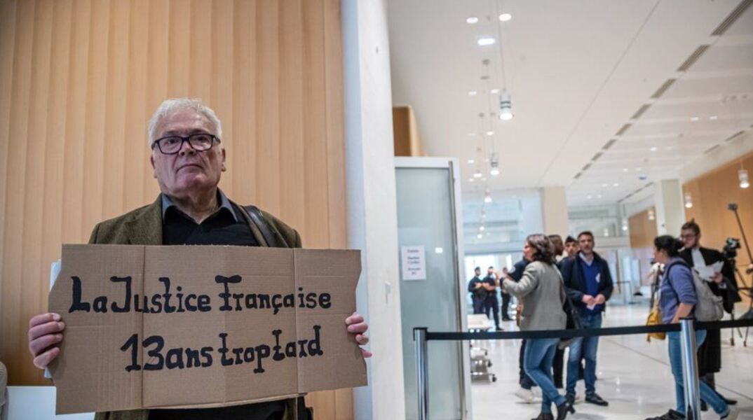 Συγγενής θύματος στο δικαστήριο που λαμβάνει χώρα η δίκη της AirFrance