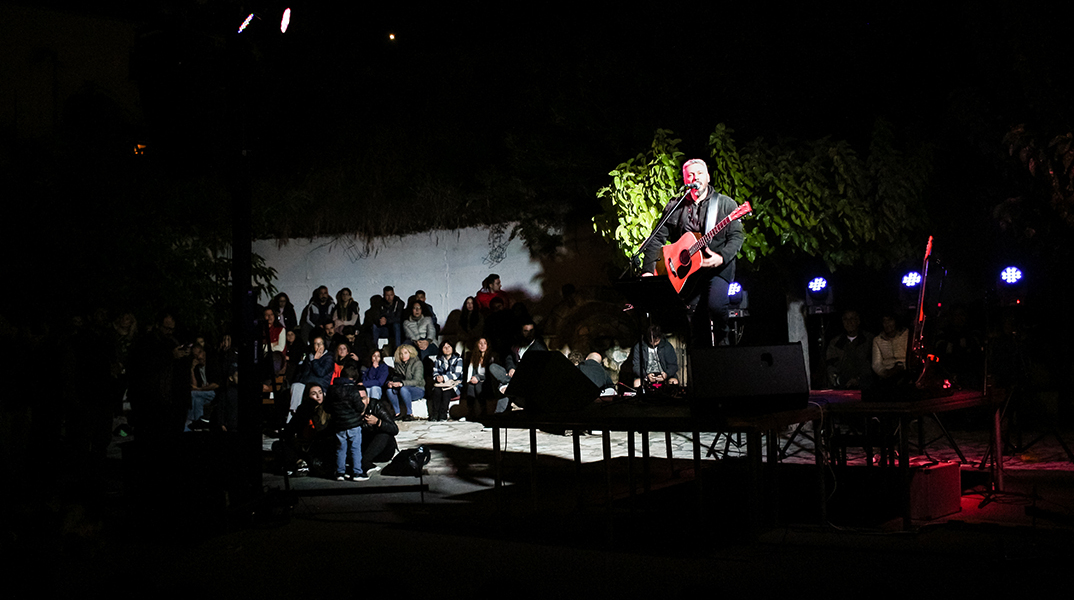 Ο Αλκίνοος Ιωαννίδης στη συναυλία στο χωριό Κουρκουλοί. 