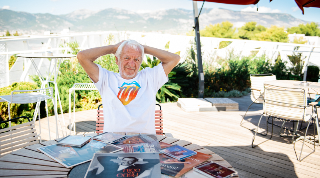 Συνέντευξη: Ο Κώστας Ζουγρής μιλάει για τη μουσική και τη ζωή του, τη συνεργασία και τη σχέση του με τον Γιάννη Πετρίδη, τη δισκογραφία και το ραδιόφωνο.