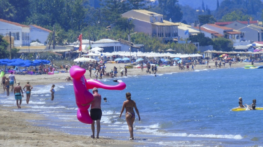 Λουόμενοι σε παραλία του Βόλου απολαμβάνουν ήλιο και θάλασσα