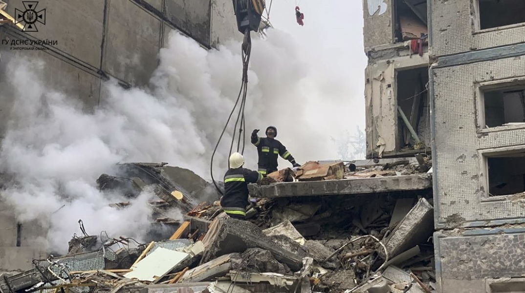 Καταστροφές μετά τον νέο βομβαρδισμό στην ουκρανική πόλη Ζαπορίζια