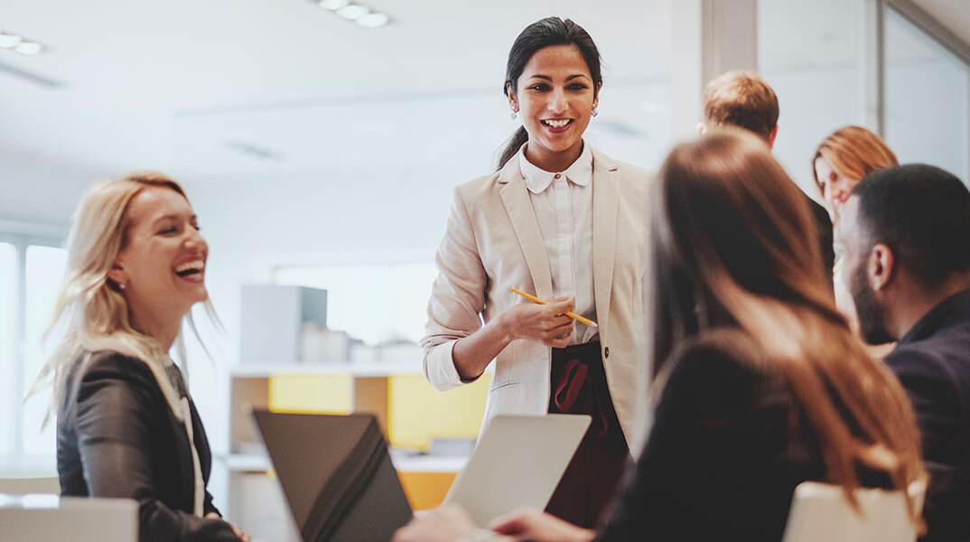 Άνδρες και γυναίκες σε γραφείο
