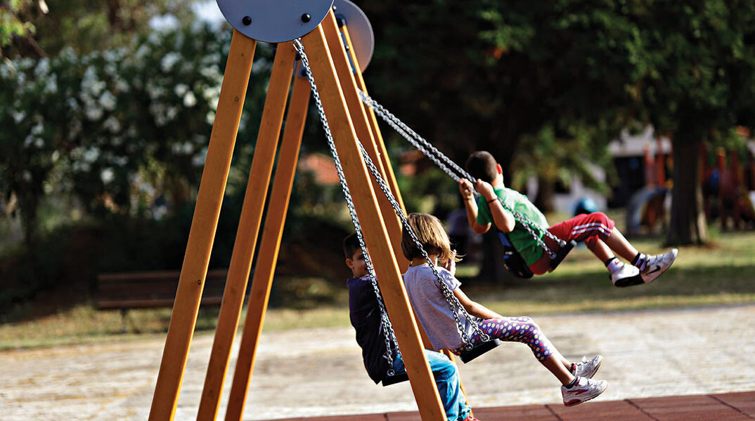 Παιδάκια κάνουν κούνια