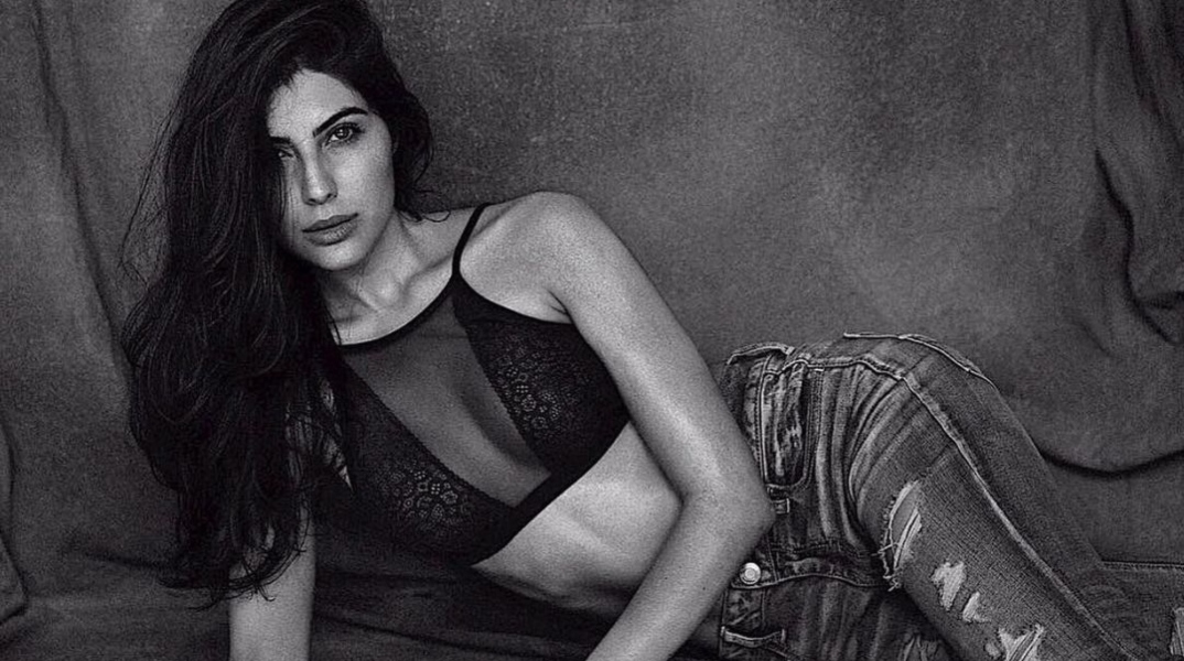 Ελναάζ Νορουζί, η ιρανή ηθοποιός  πετά τη χιτζάμπ και ξεγυμνώνεται ενάντια στον αυταρχισμό